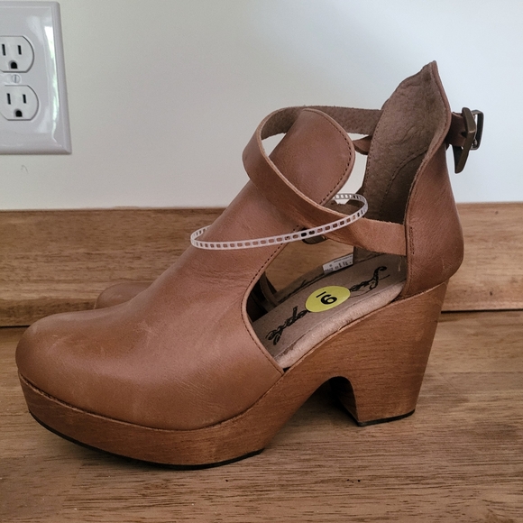 Brand new with tags - Free People Cedar Clog size 6 - Picture 11 of 14